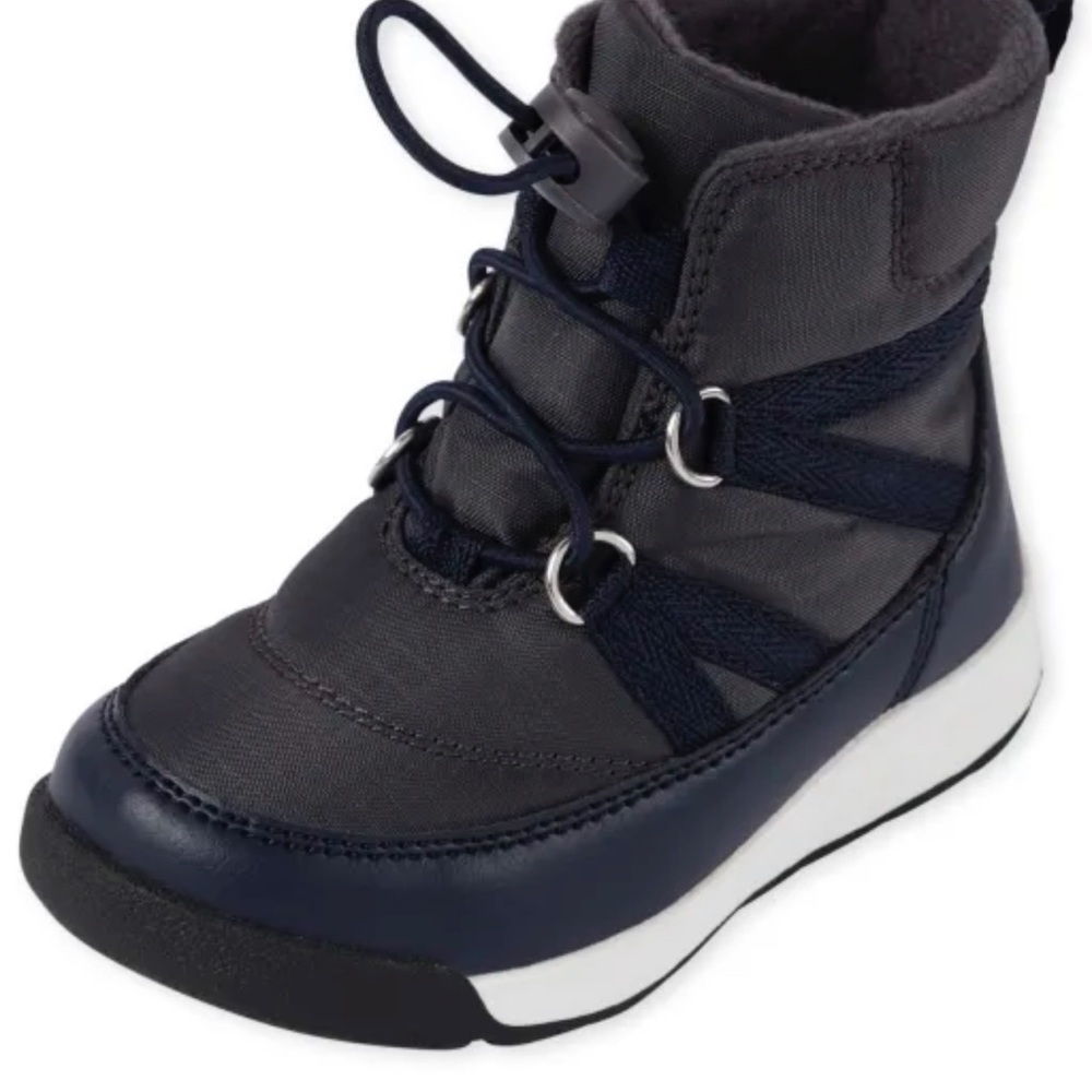 Brand new size 9 toddler snow boots
